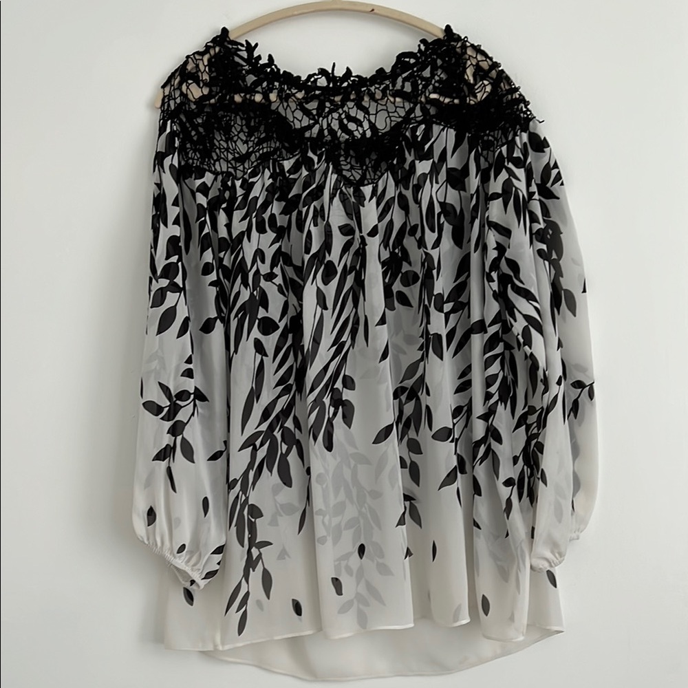 Alberto Makali. Elegant Black and White Lace Top